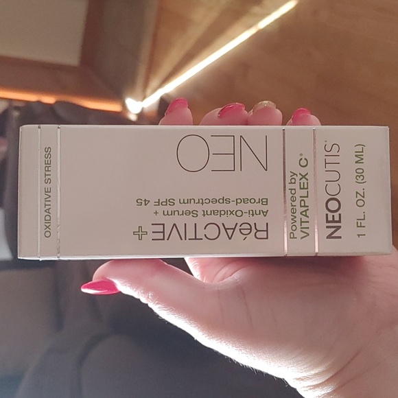 Neocutis ReActive + Anti-Oxidant Serum+Broad Spectrum SPF 45 - Picture 4 of 6